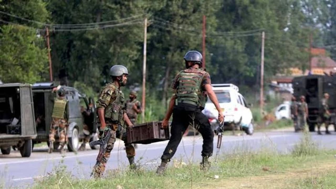 श्रीनगर में सरपंच के हत्यारे गजवत उल हिंद व लश्कर के 2 आतंकवादी ढेर, गोरखपुर मंदिर से है ये कनेक्शन श्रीनगर में सरपंच के हत्यारे गजवत उल हिंद व लश्कर के 2 आतंकवादी ढेर, गोरखपुर मंदिर से है ये कनेक्शन