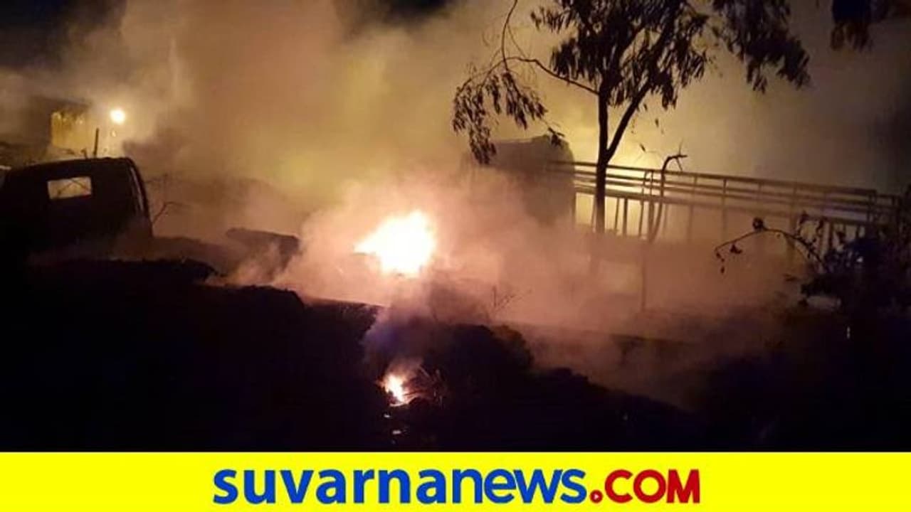 Hosapete: ಎಸಿ ವಿಷಾನಿಲ ಸೋರಿಕೆಯಿಂದ ಮನೆಗೆ ಬೆಂಕಿ: ದಟ್ಟ ಹೊಗೆಯಿಂದ ಹೊರಬರಲಾರದೇ ನಾಲ್ವರ ಸಾವು Hosapete: ಎಸಿ ವಿಷಾನಿಲ ಸೋರಿಕೆಯಿಂದ ಮನೆಗೆ ಬೆಂಕಿ: ದಟ್ಟ ಹೊಗೆಯಿಂದ ಹೊರಬರಲಾರದೇ ನಾಲ್ವರ ಸಾವು