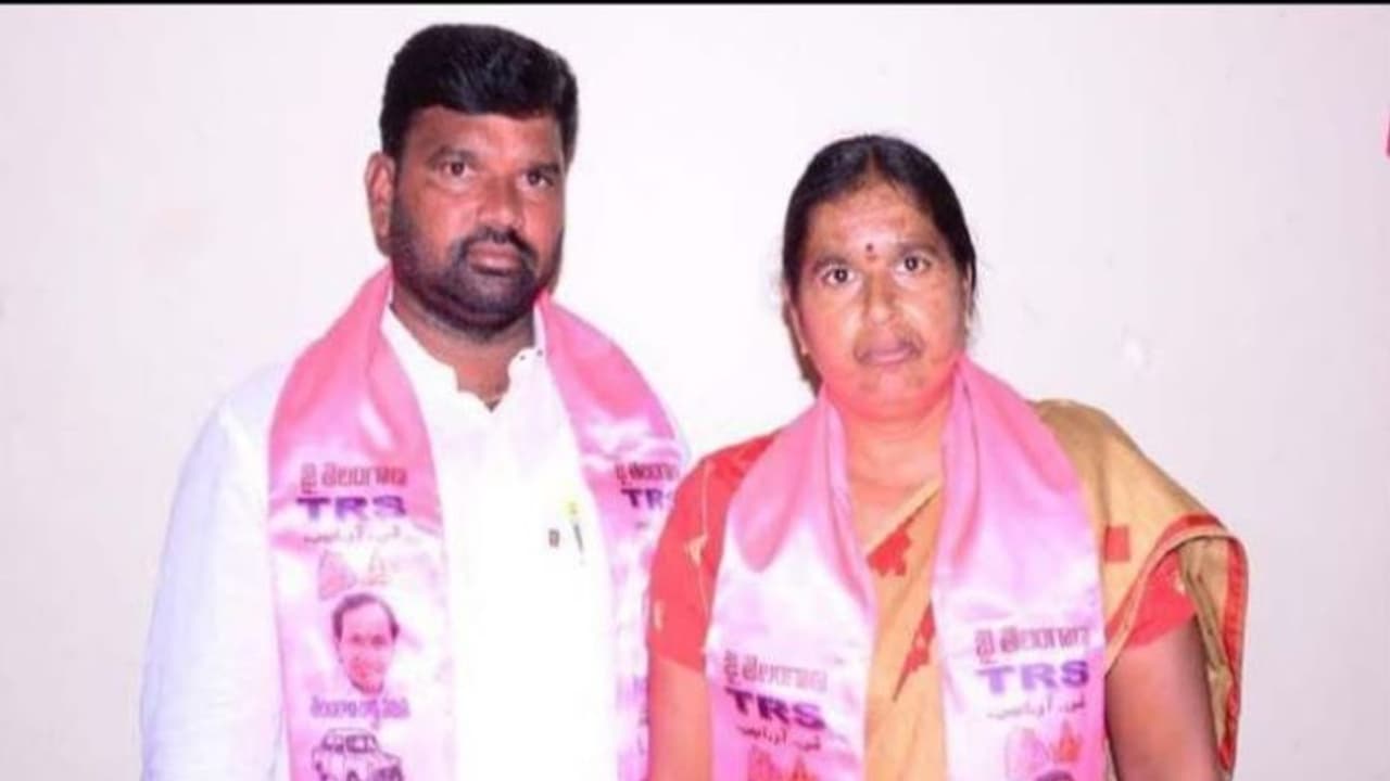 అధికార టీఆర్ఎస్ కు షాక్... మెట్ పల్లి జడ్పిటిసి దంపతుల రాజీనామా