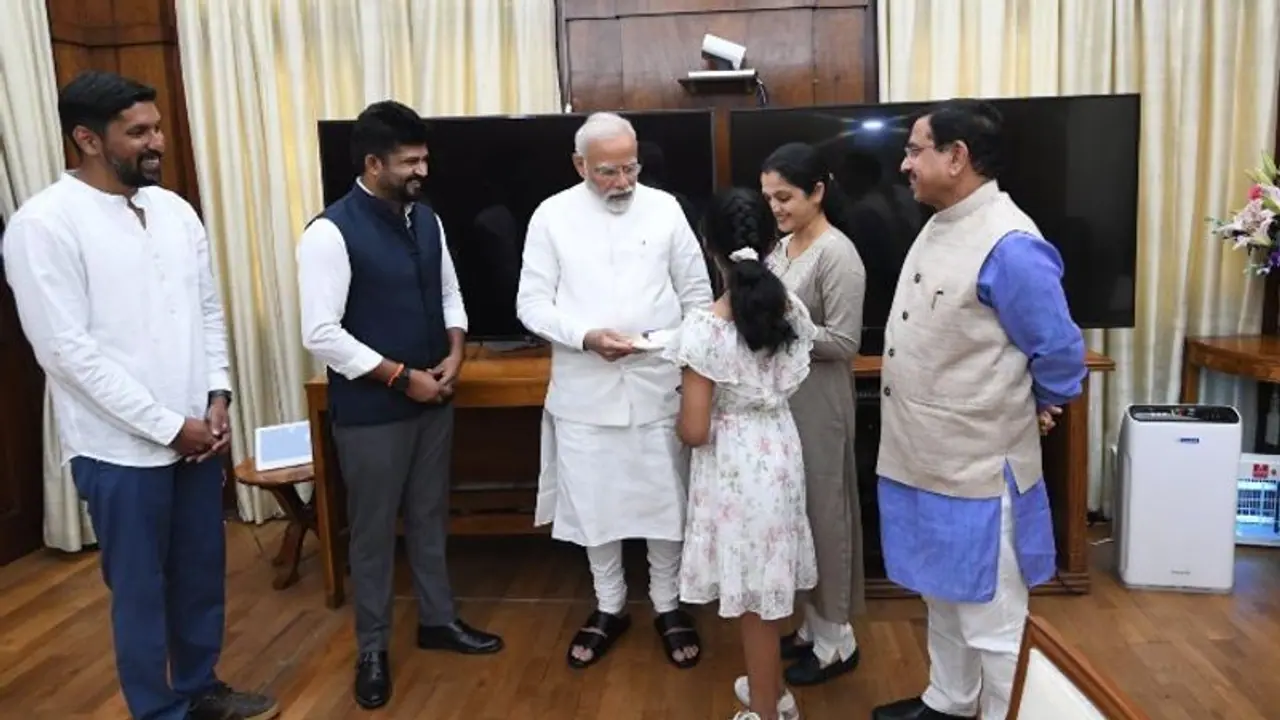 ಸಂಸದ ಪ್ರತಾಪ್‌ ಸಿಂಹ, ಶಿಲ್ಪಿ ಅರುಣ್ ಯೋಗಿರಾಜ್ ಪ್ರಧಾನಿ ಮೋದಿ ಭೇಟಿ: ಯೋಗ ದಿನಾಚರಣೆಗೆ ಮೈಸೂರಿಗೆ ಆಹ್ವಾನ