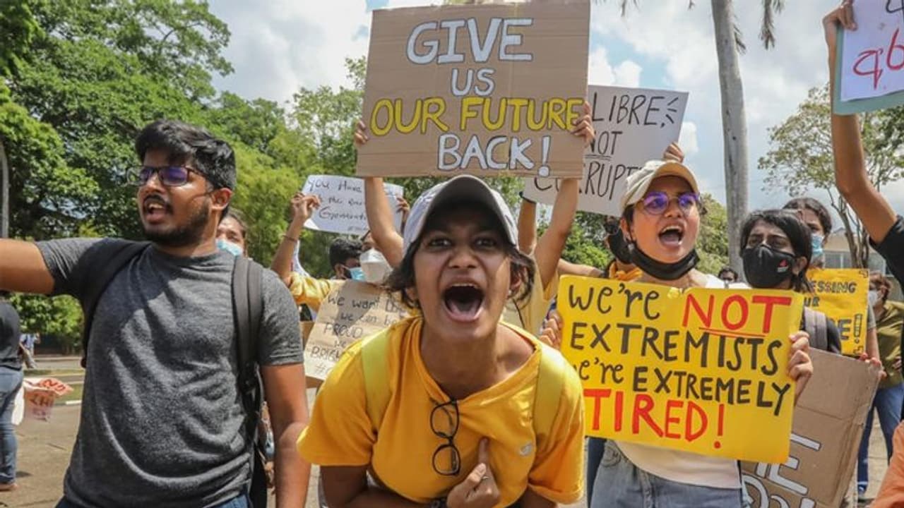 বিক্ষোভকারীদের ওপর পুলিশের নির্বিচারে গুলি, বিধ্বস্ত শ্রীলঙ্কায় মৃত এক, আহত ১০ বিক্ষোভকারীদের ওপর পুলিশের নির্বিচারে গুলি, বিধ্বস্ত শ্রীলঙ্কায় মৃত এক, আহত ১০