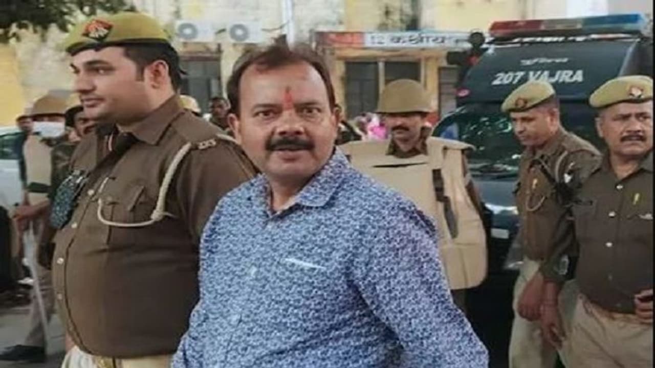 जेल में बंद बसपा नेता अनुपम दुबे पर कसा जा रहा शिकंजा, 9 करोड़ से अधिक की संपत्ति को किया जाएगा कुर्क जेल में बंद बसपा नेता अनुपम दुबे पर कसा जा रहा शिकंजा, 9 करोड़ से अधिक की संपत्ति को किया जाएगा कुर्क