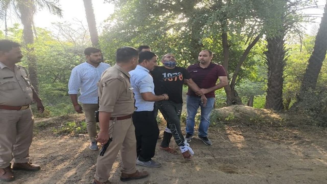 पेट्रोल पंप पर लूट की घटना का दूसरा आरोपी मुठभेड़ के बाद गिरफ्तार, 50 हजार का इनाम था घोषित पेट्रोल पंप पर लूट की घटना का दूसरा आरोपी मुठभेड़ के बाद गिरफ्तार, 50 हजार का इनाम था घोषित