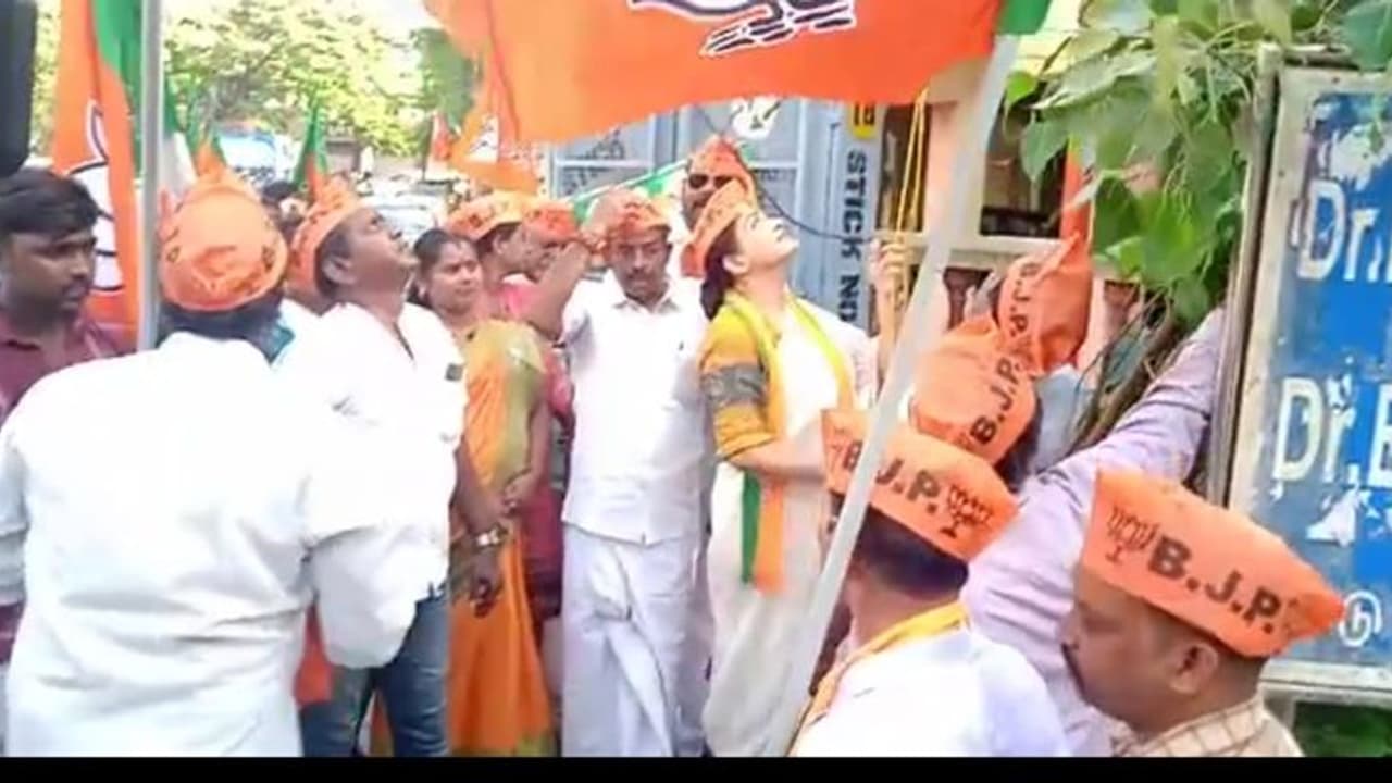 சும்மா பந்தாவா வந்து.. பாஜக கொடியை தலைகீழாக ஏற்றிய நடிகை குஷ்பு.. ஆடிப்போன நிர்வாகிகள். சும்மா பந்தாவா வந்து.. பாஜக கொடியை தலைகீழாக ஏற்றிய நடிகை குஷ்பு.. ஆடிப்போன நிர்வாகிகள்.