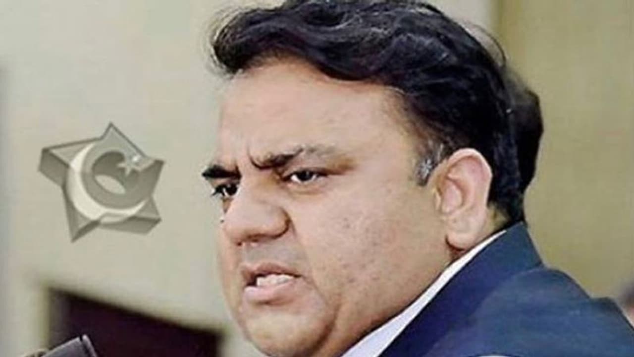 इमरान के मंत्री ने पत्रकारों को कहा 'बिका हुआ' प्रेस कॉन्फ्रेंस में चौधरी फवाद हुसैन के खिलाफ नारेबाजी 