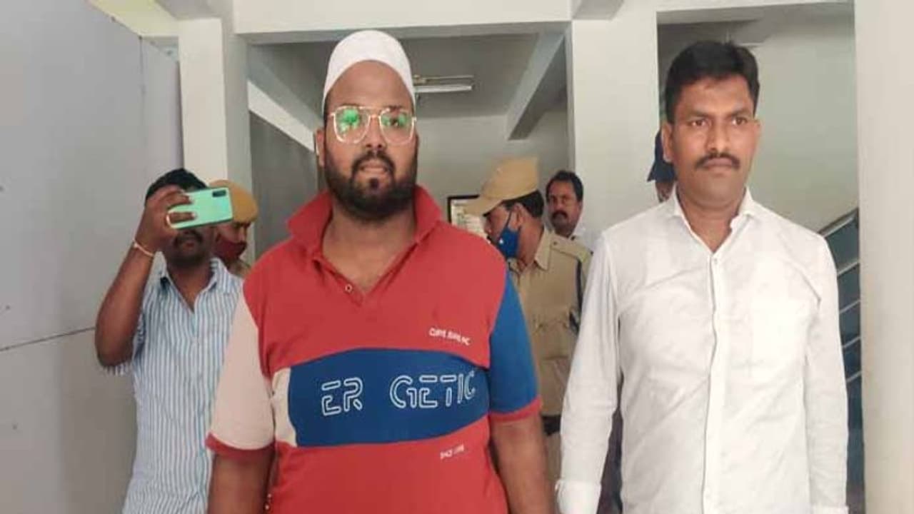 కానిస్టేబుల్ పట్ల దురుసు ప్రవర్తన: భోలక్పూర్ కార్పోరేటర్ గౌసుద్దీన్ అరెస్ట్ కానిస్టేబుల్ పట్ల దురుసు ప్రవర్తన: భోలక్పూర్ కార్పోరేటర్ గౌసుద్దీన్ అరెస్ట్