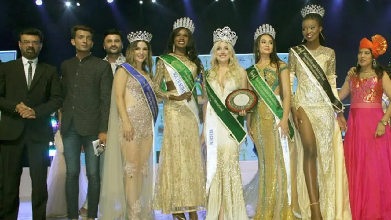 मुंबई में आयोजित हुआ 'मिस एनवायरमेंट इंटरनेशनल', बेल्जियम की कायरा वॉटर्स के सिर सजा ताज मुंबई में आयोजित हुआ 'मिस एनवायरमेंट इंटरनेशनल', बेल्जियम की कायरा वॉटर्स के सिर सजा ताज