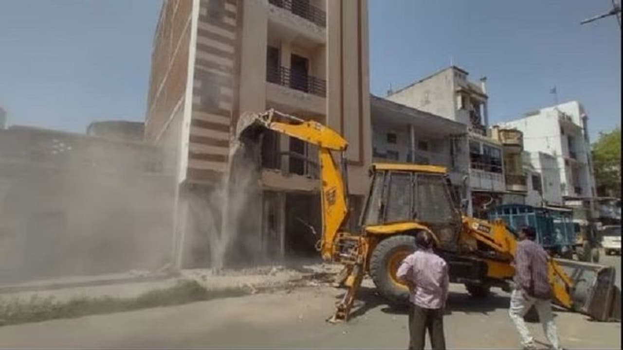 लखनऊ में अंडरवर्ल्ड माफिया मकबूल अहमद के अपार्टमेंट पर चला बुलडोजर, कई अन्य जगहों पर भी कार्रवाई लखनऊ में अंडरवर्ल्ड माफिया मकबूल अहमद के अपार्टमेंट पर चला बुलडोजर, कई अन्य जगहों पर भी कार्रवाई