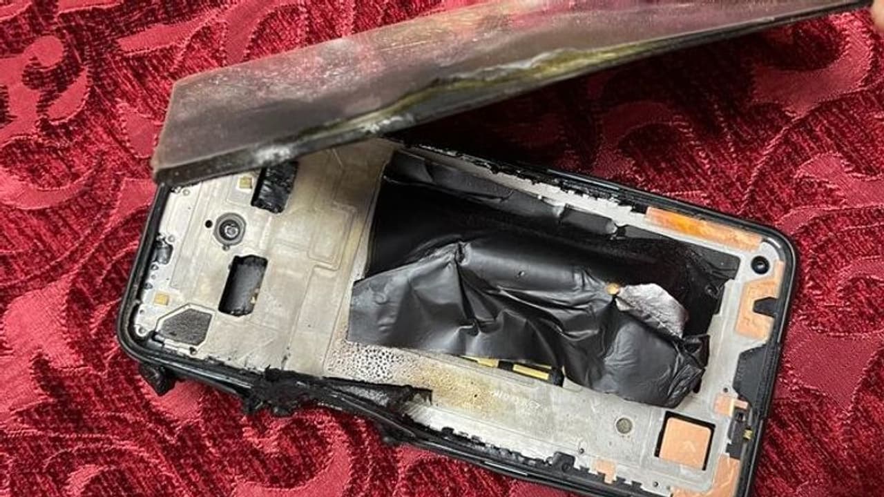 OnePlus Nord 2 5G ಸ್ಫೋಟ: ಸ್ಮಾರ್ಟ್ಫೋನ್ ಡಿಸ್ಪ್ಲೇ, ಫ್ರೇಮ್ ಛಿದ್ರ ಛಿದ್ರ OnePlus Nord 2 5G ಸ್ಫೋಟ: ಸ್ಮಾರ್ಟ್ಫೋನ್ ಡಿಸ್ಪ್ಲೇ, ಫ್ರೇಮ್ ಛಿದ್ರ ಛಿದ್ರ