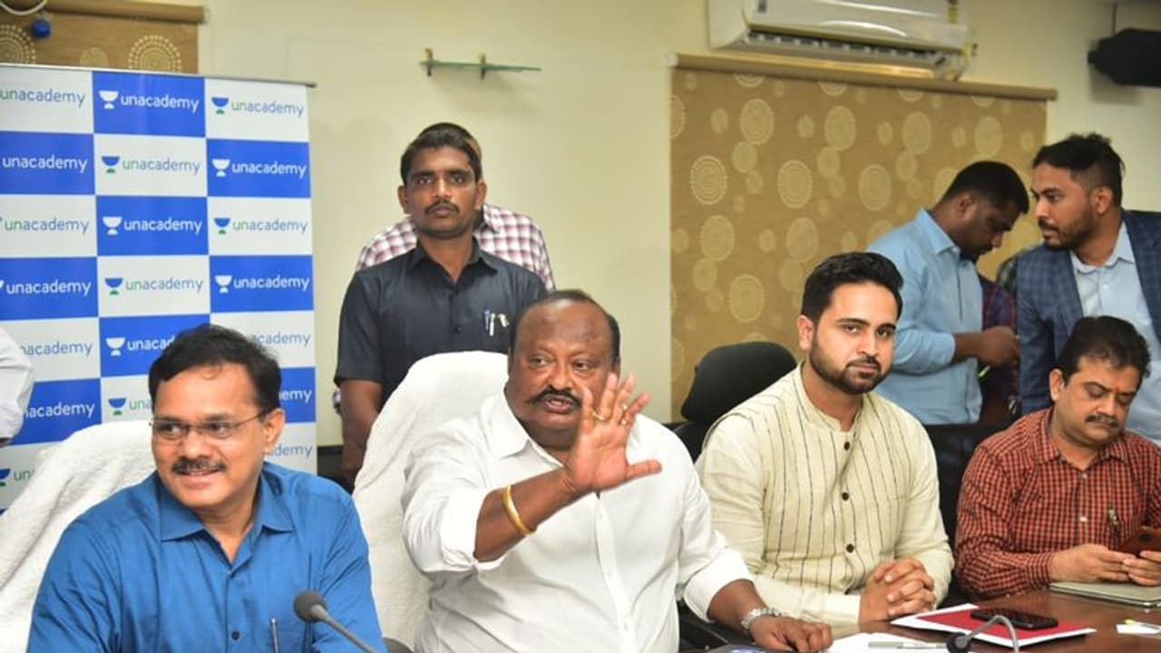 బీజేపీ శ్రేణులు దెయ్యాలు.. వాళ్ల వల్లే ఇండియా తలదించుకుంది, రాళ్లతో కొట్టాలి : మంత్రి గంగుల సంచలనం బీజేపీ శ్రేణులు దెయ్యాలు.. వాళ్ల వల్లే ఇండియా తలదించుకుంది, రాళ్లతో కొట్టాలి : మంత్రి గంగుల సంచలనం