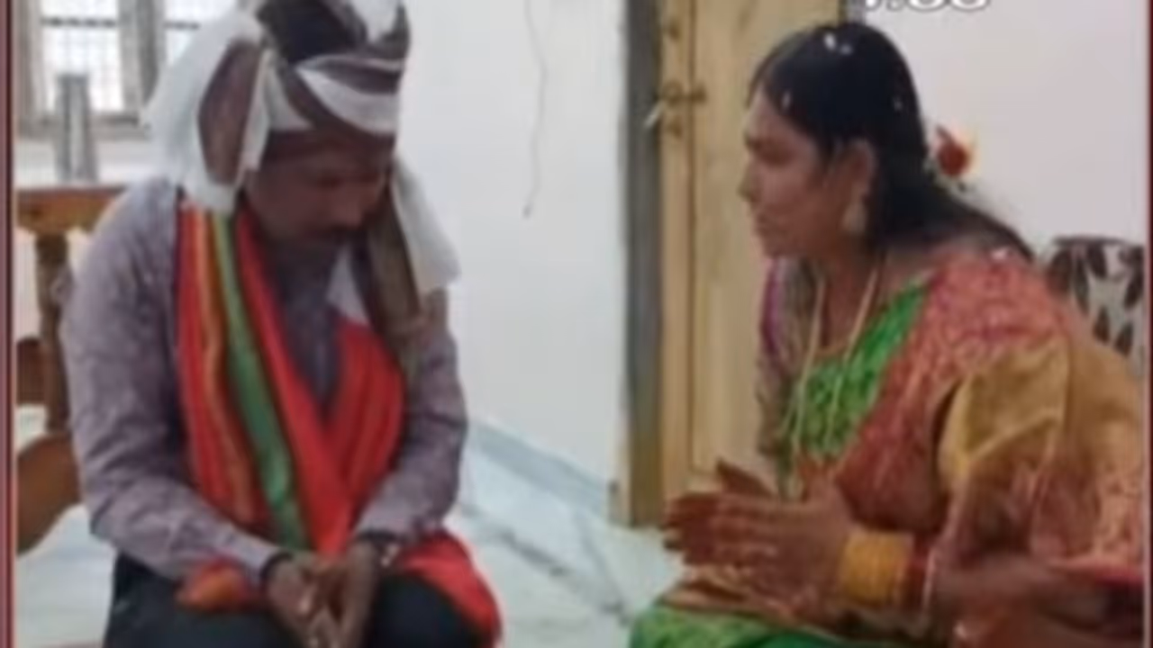 పూనకంతో ఊగిపోయిన మహిళా ఎంపీపీ: ఆమె చుట్టూ డిహెచ్ శ్రీనివాస్ ప్రదక్షిణలు పూనకంతో ఊగిపోయిన మహిళా ఎంపీపీ: ఆమె చుట్టూ డిహెచ్ శ్రీనివాస్ ప్రదక్షిణలు