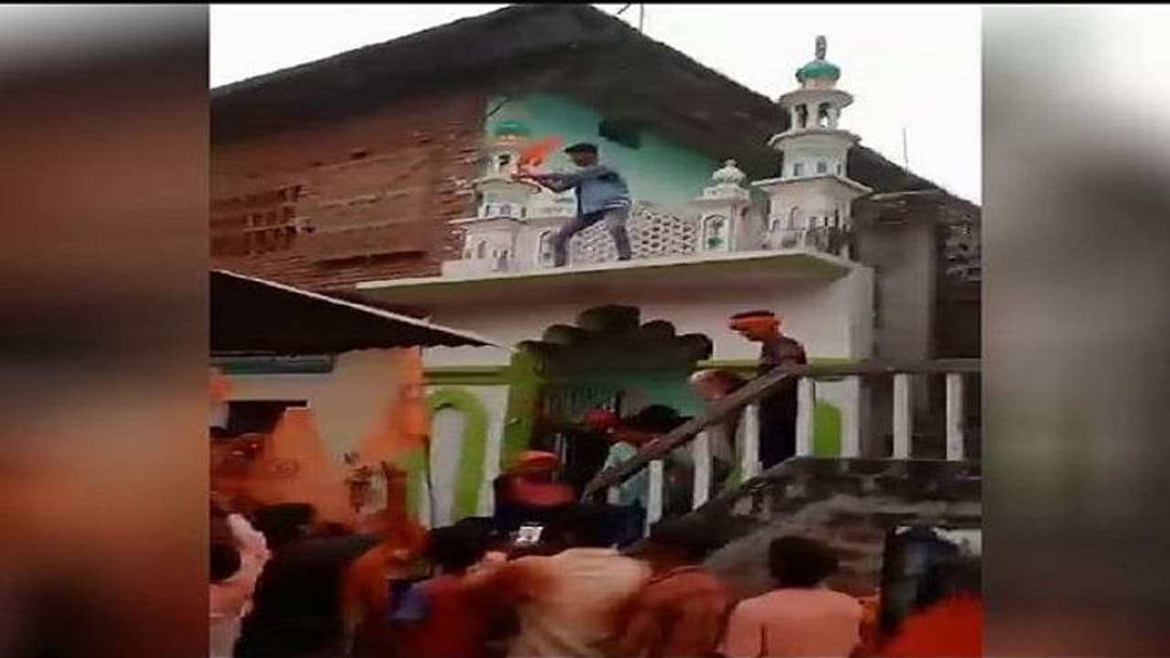 माहौल बिगाड़ने का प्रयास: राम कलश यात्रा में शामिल युवक मस्जिद में घुसे, छत पर लहराया भगवा झंडा माहौल बिगाड़ने का प्रयास: राम कलश यात्रा में शामिल युवक मस्जिद में घुसे, छत पर लहराया भगवा झंडा