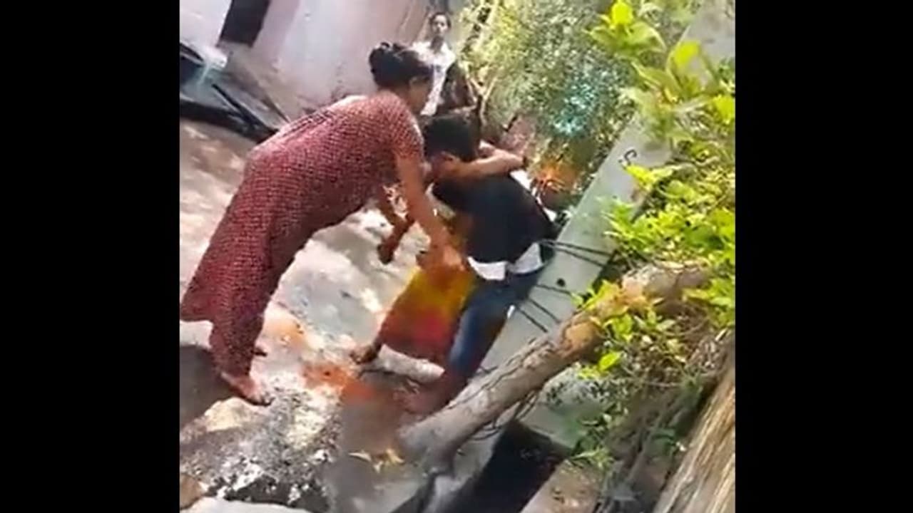 ছেলের চোখে লঙ্কা গুঁড়ো ডলে দিল মা, ভিডিও দেখে আঁতকে উঠল সোশ্যাল মিডিয়া ছেলের চোখে লঙ্কা গুঁড়ো ডলে দিল মা, ভিডিও দেখে আঁতকে উঠল সোশ্যাল মিডিয়া