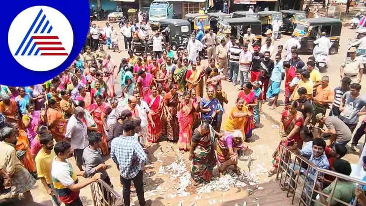 ಮಾರುಕಟ್ಟೆ ಸ್ಥಳಾಂತರ ವಿವಾದ, ಭಟ್ಕಳ ಪುರಸಭೆ ಎದುರು ಮೀನು ಸುರಿದು ಪ್ರತಿಭಟನೆ!