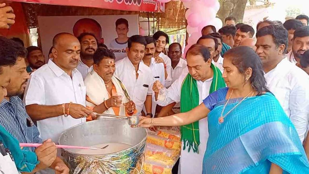 నిర్మల్లో చలివేంద్రాన్ని ప్రారంభించిన మంత్రి ఇంద్రకరణ్రెడ్డి నిర్మల్లో చలివేంద్రాన్ని ప్రారంభించిన మంత్రి ఇంద్రకరణ్రెడ్డి