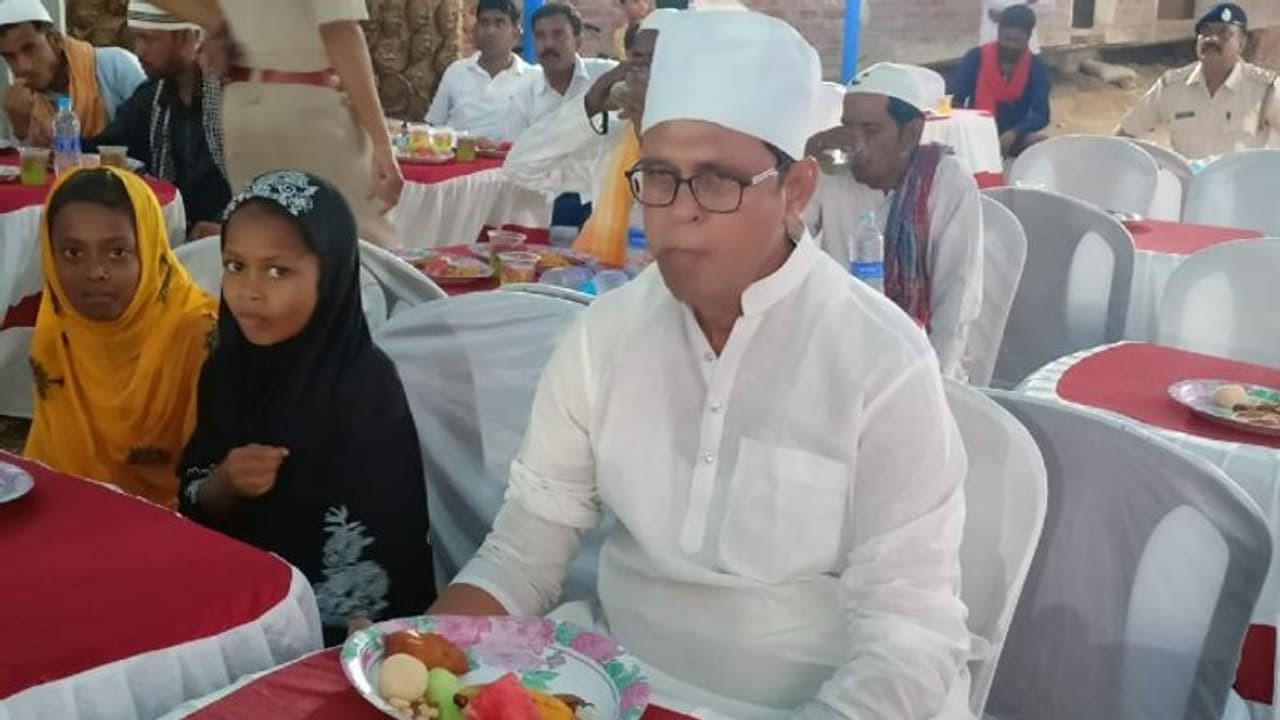 তৃণমূলের নতুন ব্লক সভাপতির উপস্থিতিতে ইফতার, হিংসা ভুলে বাগটুই গ্রামে কি ফিরছে শান্তি তৃণমূলের নতুন ব্লক সভাপতির উপস্থিতিতে ইফতার, হিংসা ভুলে বাগটুই গ্রামে কি ফিরছে শান্তি