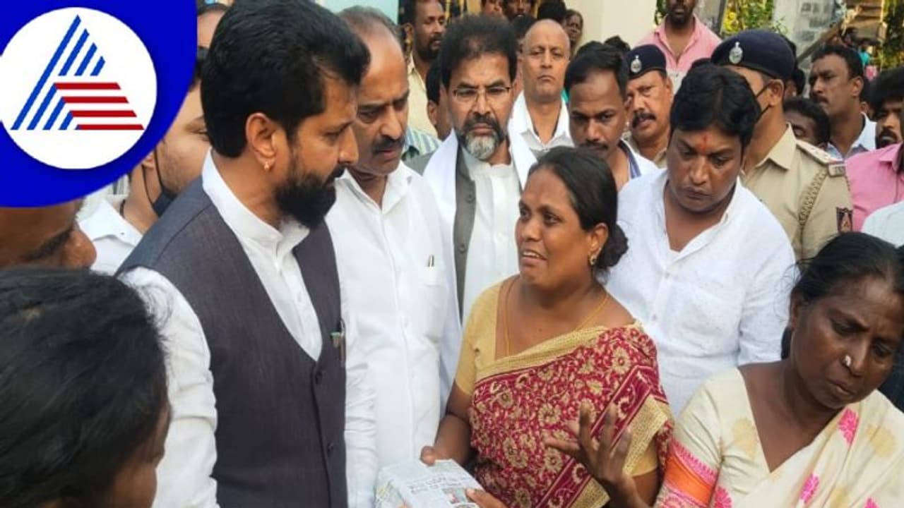 JJNagar Chandru Murder Case ಮನೆಗೆ ಭೇಟಿ ನೀಡಿ ಸಾಂತ್ವಾನ, ಬಿಜೆಪಿಯಿಂದ ₹5 ಲಕ್ಷ ಪರಿಹಾರ JJNagar Chandru Murder Case ಮನೆಗೆ ಭೇಟಿ ನೀಡಿ ಸಾಂತ್ವಾನ, ಬಿಜೆಪಿಯಿಂದ ₹5 ಲಕ್ಷ ಪರಿಹಾರ