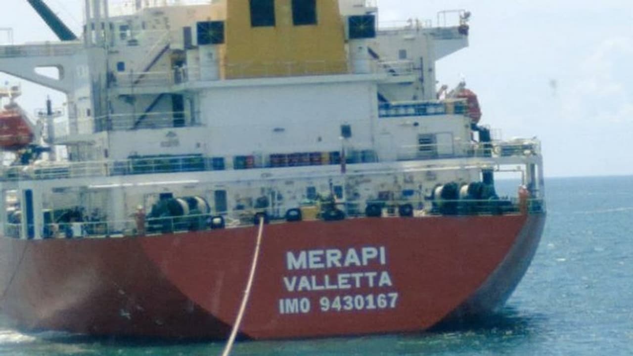 मुश्किल में श्रीलंका की मदद कर रहा भारत, 24 घंटे में भेजे 36,000 मिट्रिक टन पेट्रोल और 40,000 मिट्रिक टन डीजल मुश्किल में श्रीलंका की मदद कर रहा भारत, 24 घंटे में भेजे 36,000 मिट्रिक टन पेट्रोल और 40,000 मिट्रिक टन डीजल