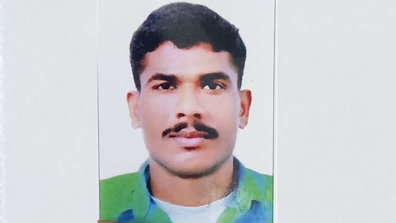 ബൈക്ക് മറ്റൊരു ബൈക്കിൽ തട്ടി മറിഞ്ഞ് ടിപ്പിറിനടിയൽ പെട്ടു, യുവാവ് മരിച്ചു ബൈക്ക് മറ്റൊരു ബൈക്കിൽ തട്ടി മറിഞ്ഞ് ടിപ്പിറിനടിയൽ പെട്ടു, യുവാവ് മരിച്ചു