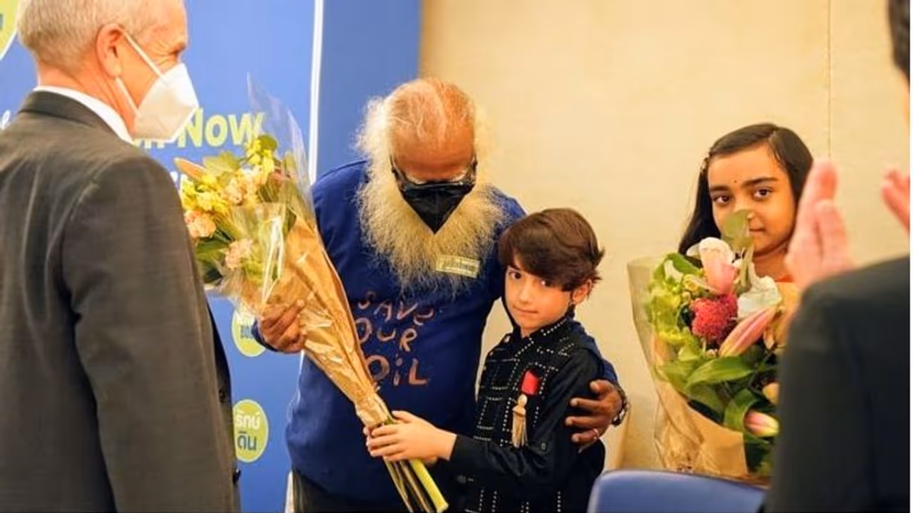 Save Soil: ಮಣ್ಣು ಸವಕಳಿಯಿಂದ ಆಹಾರ ಕೊರತೆ.. ಎಚ್ಚರ ವಹಿಸಲು ಸದ್ಗುರು ಕರೆ Save Soil: ಮಣ್ಣು ಸವಕಳಿಯಿಂದ ಆಹಾರ ಕೊರತೆ.. ಎಚ್ಚರ ವಹಿಸಲು ಸದ್ಗುರು ಕರೆ