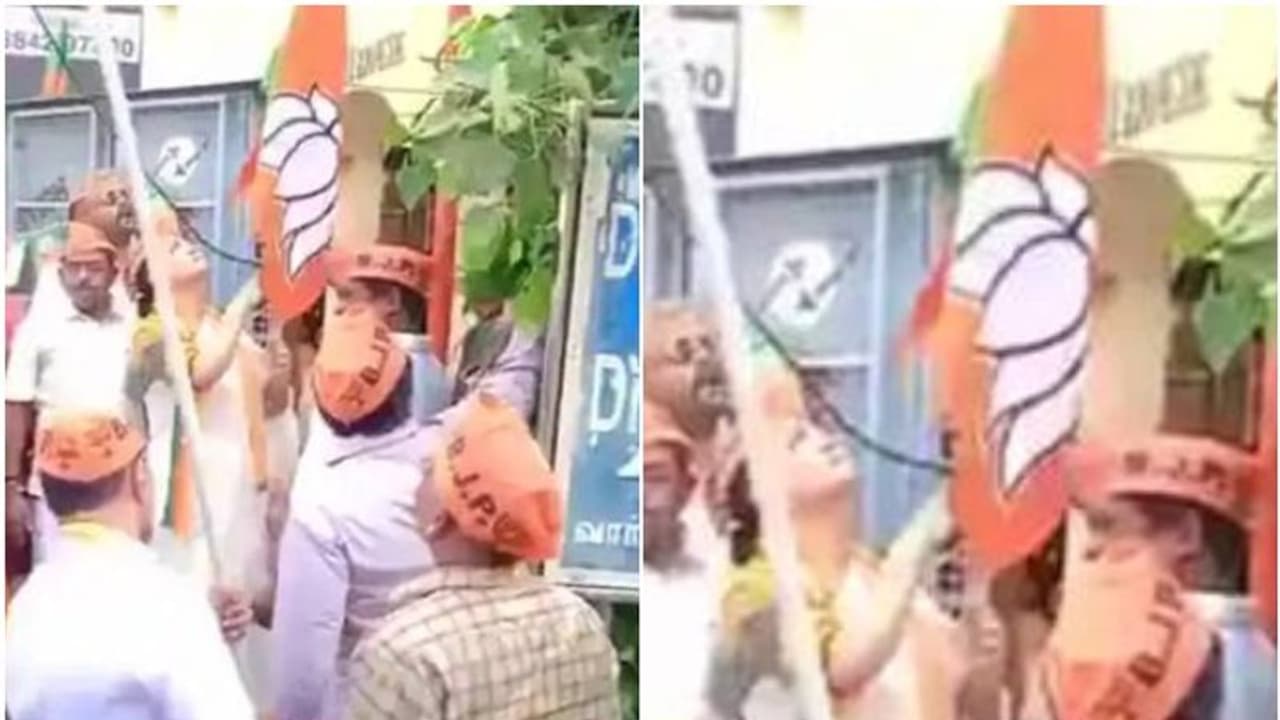 തലതിരിഞ്ഞ് താമര; ബിജെപി പതാക തലതിരിച്ച് ഉയർത്തി ഖുശ്ബു മടങ്ങി, അബദ്ധം തിരിച്ചറിഞ്ഞത് ഏറെ വൈകി തലതിരിഞ്ഞ് താമര; ബിജെപി പതാക തലതിരിച്ച് ഉയർത്തി ഖുശ്ബു മടങ്ങി, അബദ്ധം തിരിച്ചറിഞ്ഞത് ഏറെ വൈകി