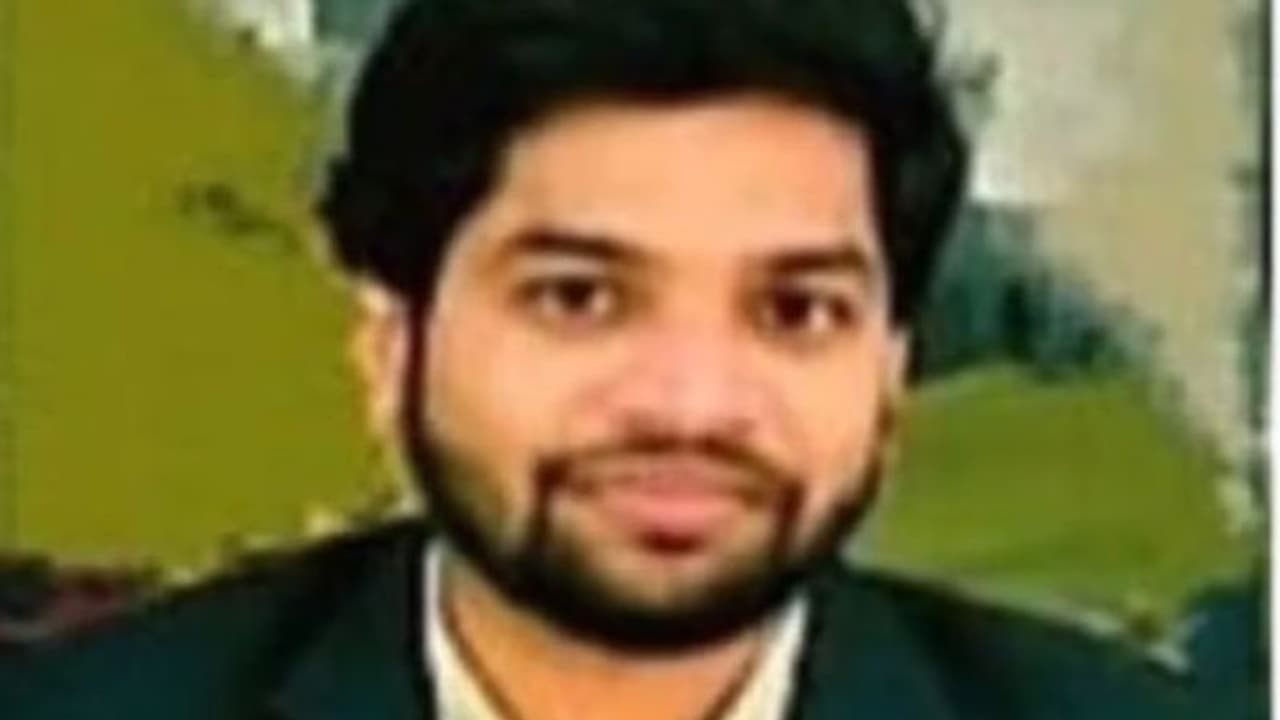 एएमयू के प्रोफेसर जितेंद्र कुमार को किया गया निलंबित, हिंदू देवताओं के नाम पर दुष्कर्म का पाठ पढ़ाने का आरोप