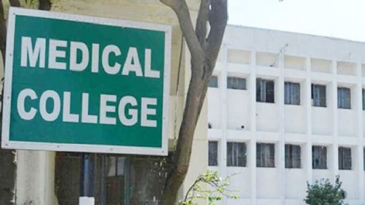 ಚಿತ್ರದುರ್ಗ ಮೆಡಿಕಲ್ ಕಾಲೇಜು ಸ್ಥಾಪನೆಗೆ ಮತ್ತೆ ವಿಘ್ನ: ಕಾಮಗಾರಿಗೆ ವಿರೋಧ ಚಿತ್ರದುರ್ಗ ಮೆಡಿಕಲ್ ಕಾಲೇಜು ಸ್ಥಾಪನೆಗೆ ಮತ್ತೆ ವಿಘ್ನ: ಕಾಮಗಾರಿಗೆ ವಿರೋಧ