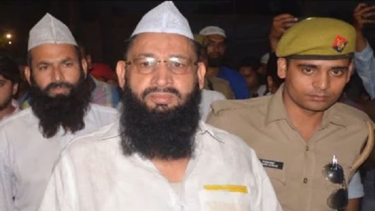 पूर्व मंत्री हाजी याकूब की गिरफ्तारी के लिए पुलिस ने शुरू की तैयारी, परिवार भी है फरार पूर्व मंत्री हाजी याकूब की गिरफ्तारी के लिए पुलिस ने शुरू की तैयारी, परिवार भी है फरार