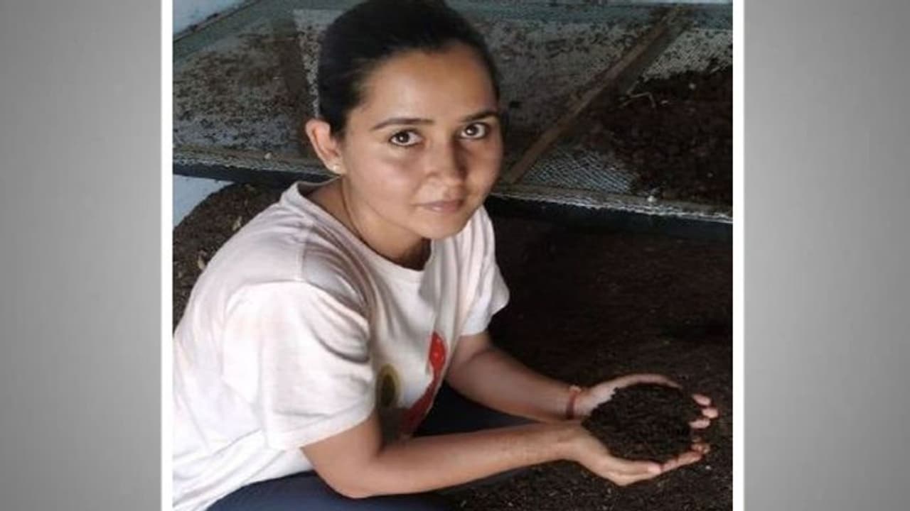 घर बैठे पैसा कमाने की खबर: मुंबई से MBA करने वाली राजस्थान की बेटी गोबर से कमा रही लाखों रुपए, आप भी ऐसे कमाएं घर बैठे पैसा कमाने की खबर: मुंबई से MBA करने वाली राजस्थान की बेटी गोबर से कमा रही लाखों रुपए, आप भी ऐसे कमाएं