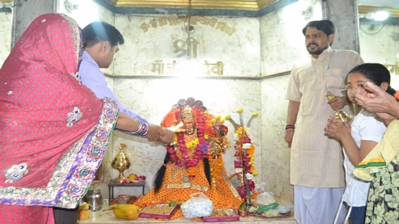 मां जंगली देवी की है खास मान्यता, जलाभिषेक से सींची गई ईंट को मकान की नींव में लगाने से होती है तरक्की मां जंगली देवी की है खास मान्यता, जलाभिषेक से सींची गई ईंट को मकान की नींव में लगाने से होती है तरक्की