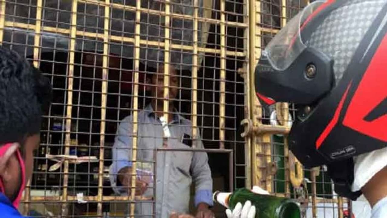 இனி ஹெல்மெட் அணிந்தால் தான் சரக்கு.. குடிமகன்களுக்கு அதிர்ச்சி கொடுத்த மாவட்ட ஆட்சியர்..!