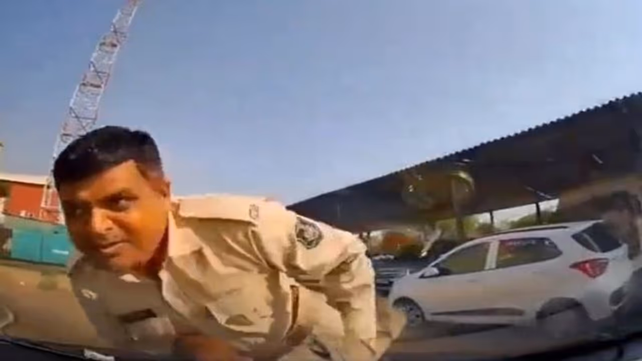 शर्मनाक! AAP का यह नेता सड़क पर आपे से हो गया बाहर, बोनट पर कांस्टेबल को घसीटा शर्मनाक! AAP का यह नेता सड़क पर आपे से हो गया बाहर, बोनट पर कांस्टेबल को घसीटा