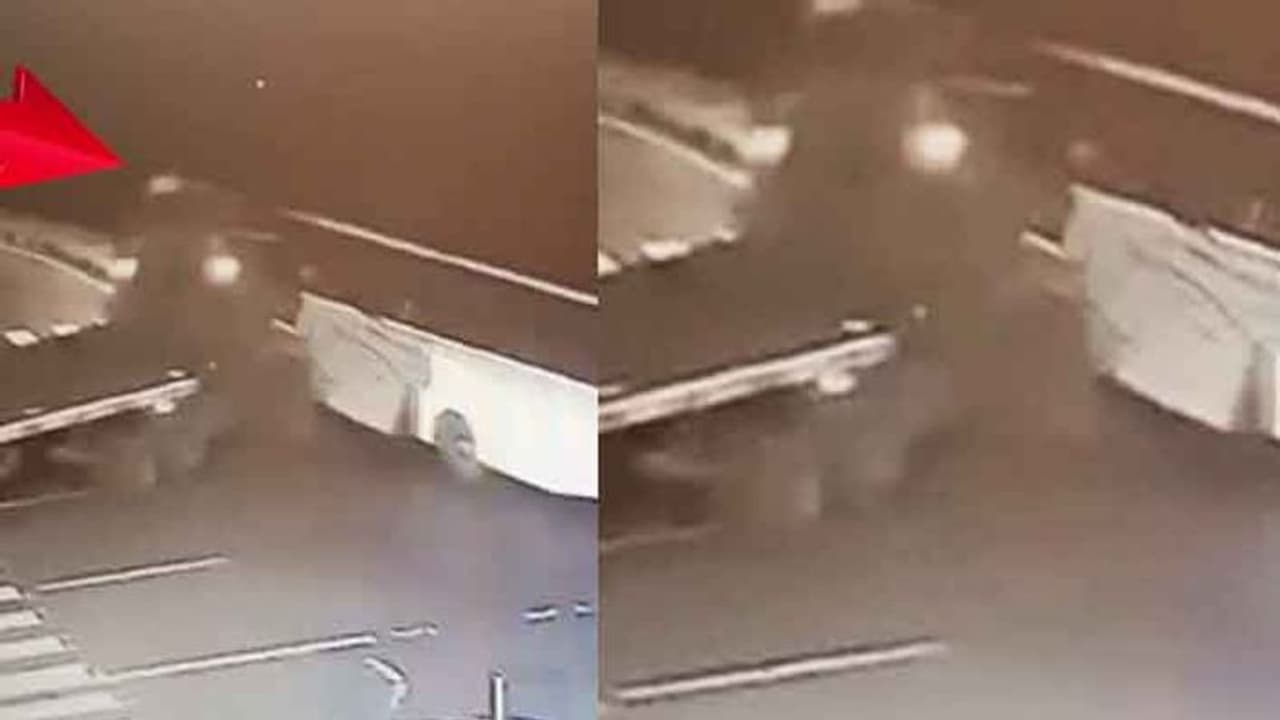 அரசுப்பேருந்து மீது லாரி மோதல்.. துடிதுடித்து உயிரிழந்த ஒட்டுநர்.. படுகாயங்களுடன் உயிர் தப்பிய 40 பயணிகள்..! அரசுப்பேருந்து மீது லாரி மோதல்.. துடிதுடித்து உயிரிழந்த ஒட்டுநர்.. படுகாயங்களுடன் உயிர் தப்பிய 40 பயணிகள்..!