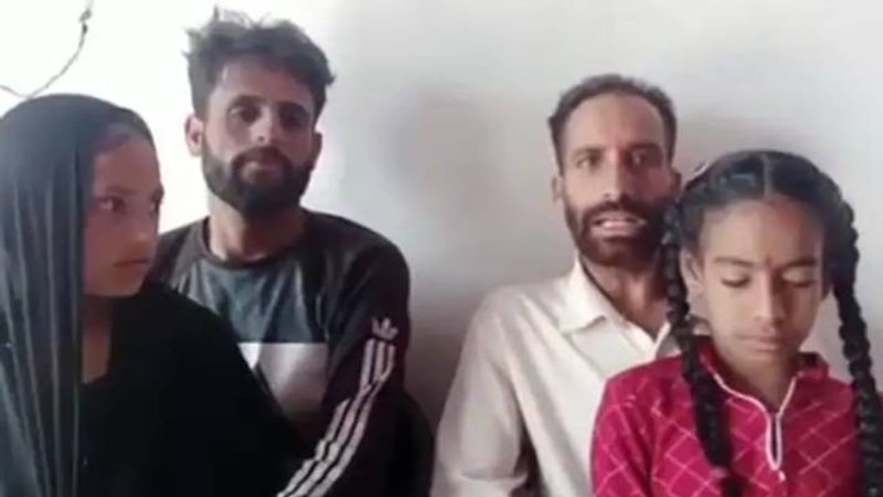 நெற்றியில் திலகம்... மாணவிகளை தாக்கிய ஆசிரியர்.. அப்புறம் என்ன ஆச்சு தெரியுமா..?