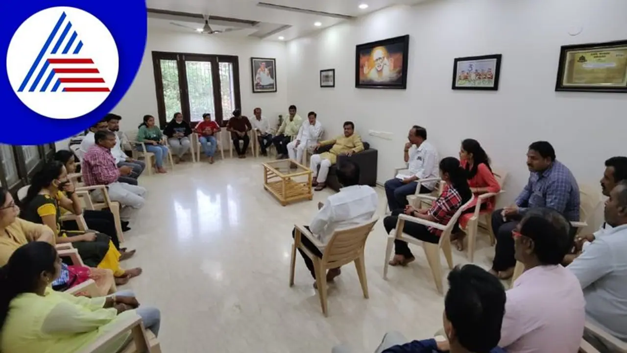 Vijayapura: ಮಾಜಿ ಸಚಿವ ಎಂ ಬಿ ಪಾಟೀಲ್ರನ್ನು ಭೇಟಿ ಮಾಡಿದ ಉಕ್ರೇನ್ ವಿದ್ಯಾರ್ಥಿಗಳು Vijayapura: ಮಾಜಿ ಸಚಿವ ಎಂ ಬಿ ಪಾಟೀಲ್ರನ್ನು ಭೇಟಿ ಮಾಡಿದ ಉಕ್ರೇನ್ ವಿದ್ಯಾರ್ಥಿಗಳು