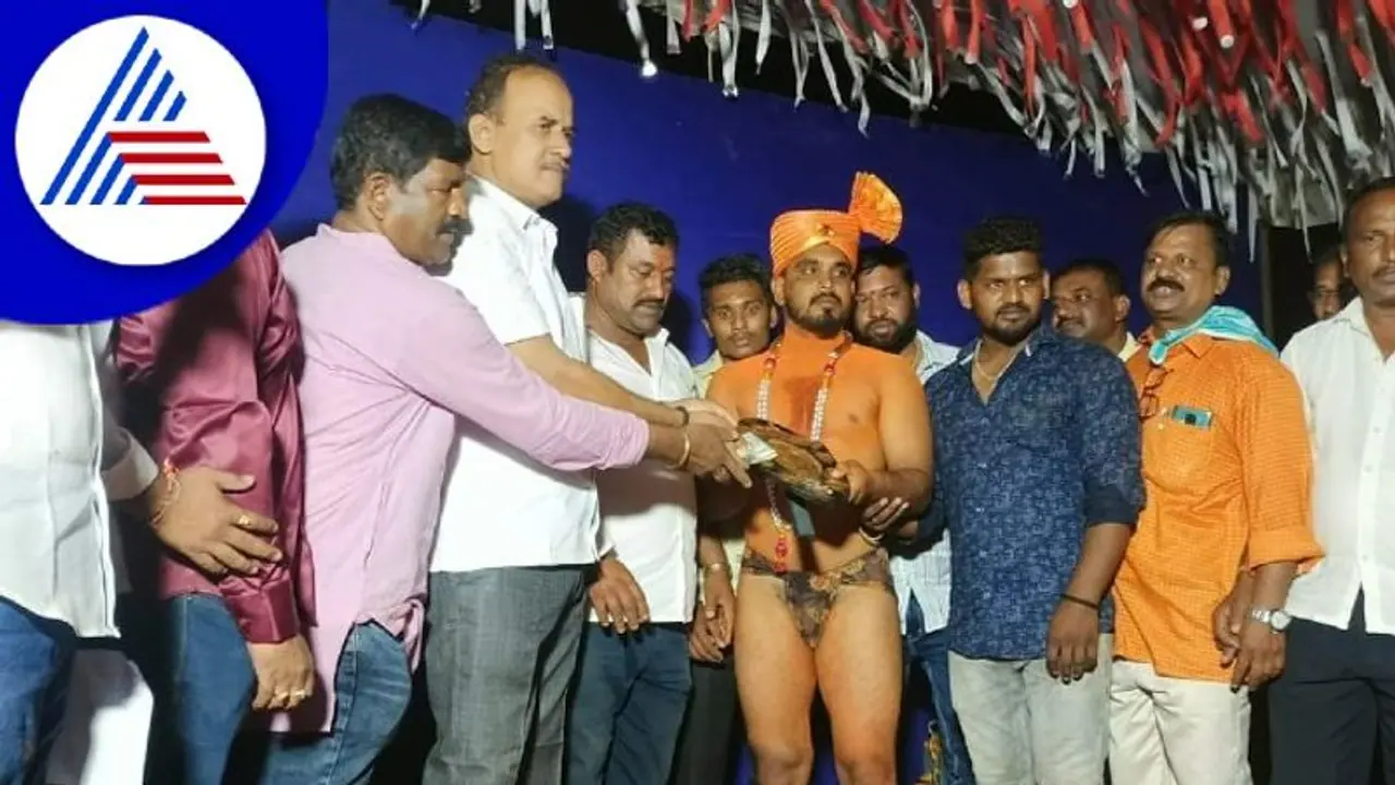 Hubballi Siddappajja Jatra: ಜನಮನ ಸೆಳೆದ ಕುಸ್ತಿ ಅಖಾಡದಲ್ಲಿ ಜಟ್ಟಿಗಳ ಸೆಣಸಾಟ! Hubballi Siddappajja Jatra: ಜನಮನ ಸೆಳೆದ ಕುಸ್ತಿ ಅಖಾಡದಲ್ಲಿ ಜಟ್ಟಿಗಳ ಸೆಣಸಾಟ!