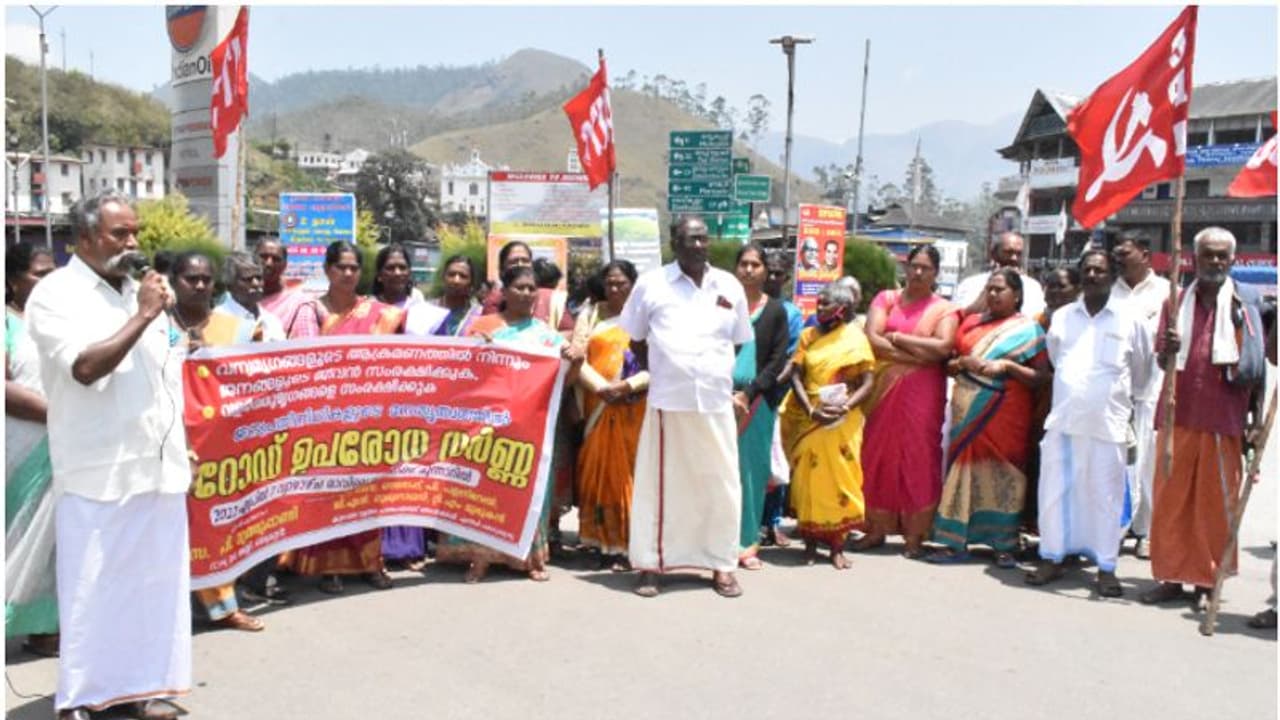 വന്യമ്യഗശല്യം രൂക്ഷം; മൂന്നാറില് പ്രദേശവാസികൾ പ്രതിഷേധം ശക്തമാക്കി വന്യമ്യഗശല്യം രൂക്ഷം; മൂന്നാറില് പ്രദേശവാസികൾ പ്രതിഷേധം ശക്തമാക്കി