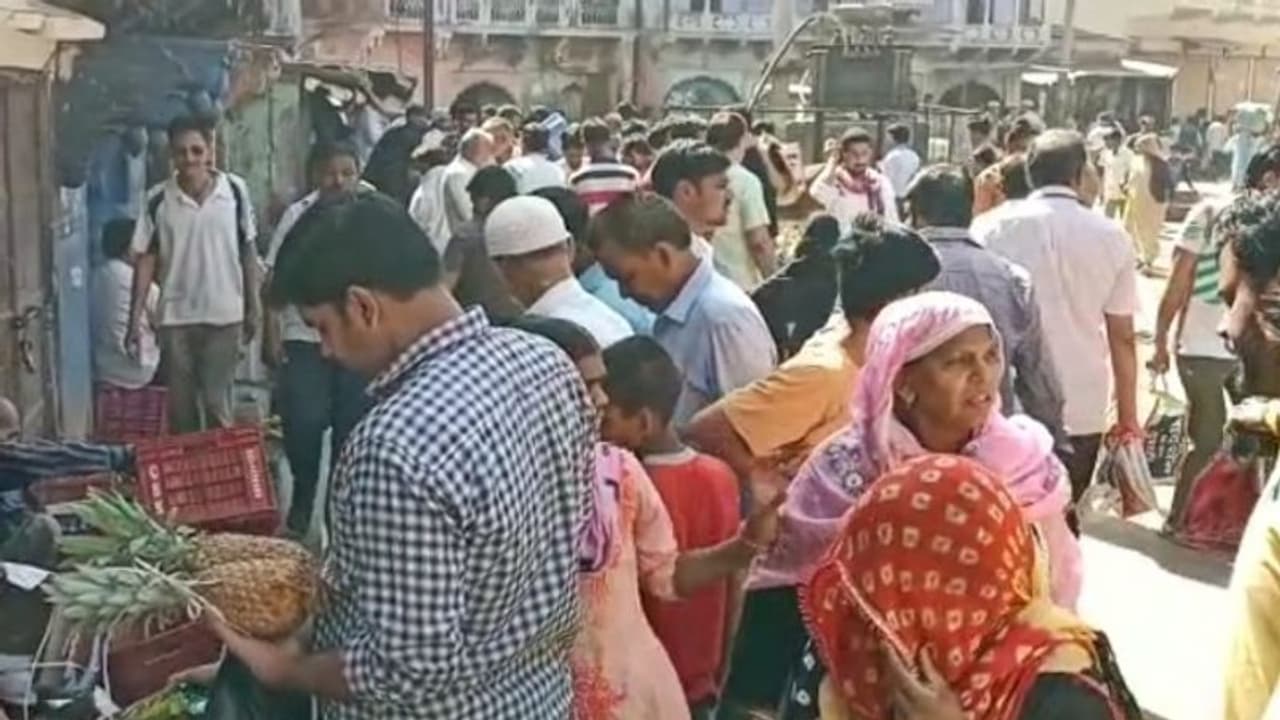 करौली हिंसाः 6 दिन के कर्फ्यू में दूध सब्जी जैसी जरूरी चीजों का अकाल, 2 घंटे की छूट मिली तो उमड़ी भीड़