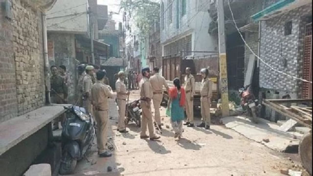 अमरोहा में चुनावी रंजिश के चलते दो पक्षों में चले लाठी डंडे, बवाल और फायरिंग के बीच 13 घायल अमरोहा में चुनावी रंजिश के चलते दो पक्षों में चले लाठी डंडे, बवाल और फायरिंग के बीच 13 घायल