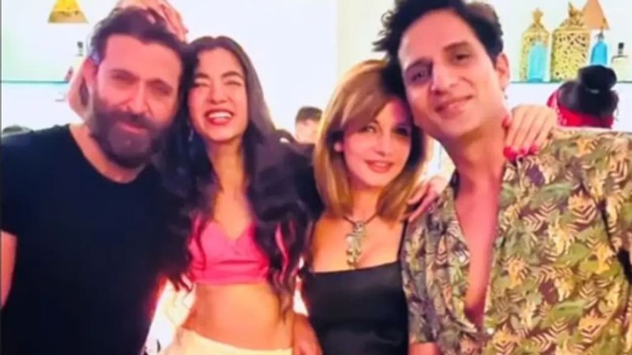 अपनी गर्लफ्रेंड और Ex वाइफ के BF संग एक ही फ्रेम में दिखे ऋतिक रोशन, चारों को साथ देख लोग कर रहे ऐसे कमेंट्स अपनी गर्लफ्रेंड और Ex वाइफ के BF संग एक ही फ्रेम में दिखे ऋतिक रोशन, चारों को साथ देख लोग कर रहे ऐसे कमेंट्स