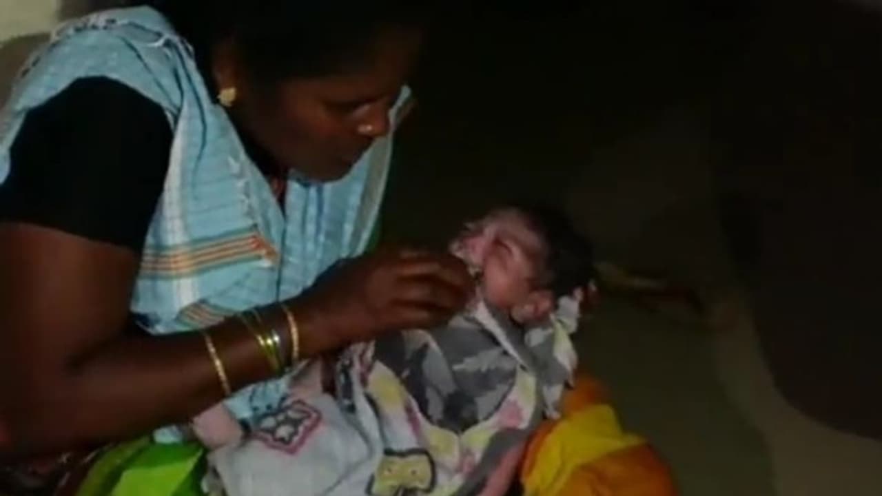 Andhra News: సెల్ ఫోన్ లైట్ల వెలుతురులో డెలివరీ.. నర్సీపట్నం ప్రభుత్వ ఆస్పత్రిలో గర్భిణికి ప్రత్యక్ష నరకం Andhra News: సెల్ ఫోన్ లైట్ల వెలుతురులో డెలివరీ.. నర్సీపట్నం ప్రభుత్వ ఆస్పత్రిలో గర్భిణికి ప్రత్యక్ష నరకం