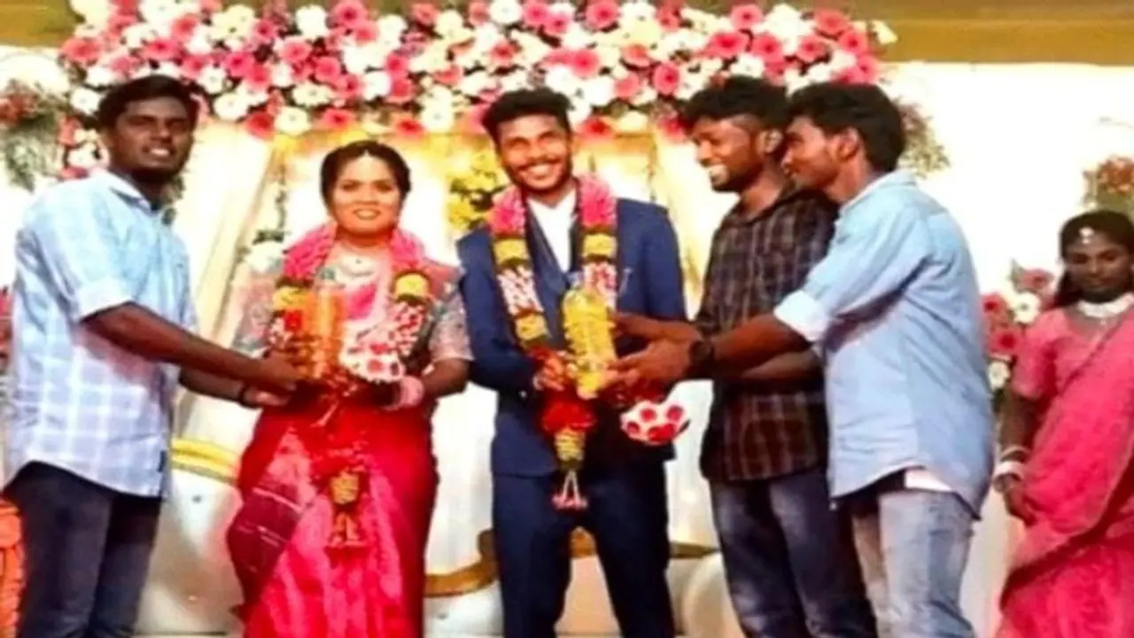 जयमाला के बाद दूल्हा दुल्हन को गिफ्ट देने स्टेज पर जा पहुंचे दोस्त, भाइयों का सरप्राइज देख मुस्कुरा उठा कपल