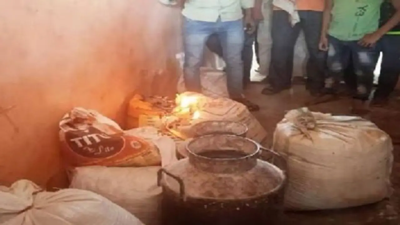 कासगंज में रहस्यमयी आग ने उड़ाई लोगों की नींद, 6 दिन में 100 बार हो चुकी है घटना कासगंज में रहस्यमयी आग ने उड़ाई लोगों की नींद, 6 दिन में 100 बार हो चुकी है घटना