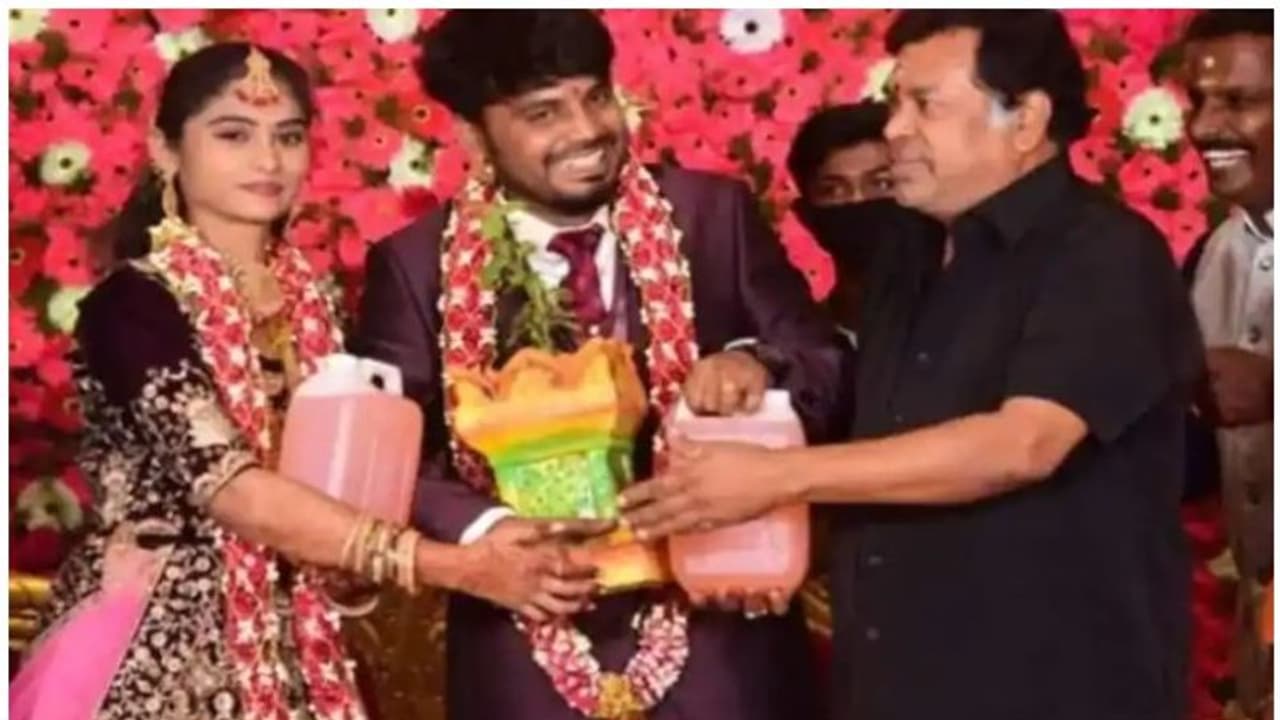 വിവാഹസമ്മാനമായി ഓരോ ലിറ്റർ പെട്രോളും ഡീസലും; ​നവദമ്പതികൾ ഹാപ്പി 