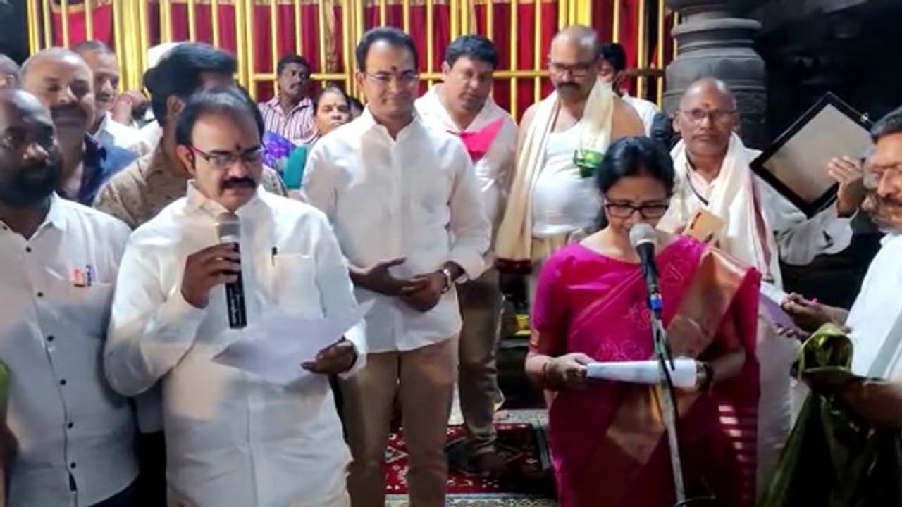 అశోక్ గజపతి లేకుండా కొత్త ట్రస్ట్ బోర్డ్ సభ్యుల ప్రమాణ స్వీకారం అశోక్ గజపతి లేకుండా కొత్త ట్రస్ట్ బోర్డ్ సభ్యుల ప్రమాణ స్వీకారం