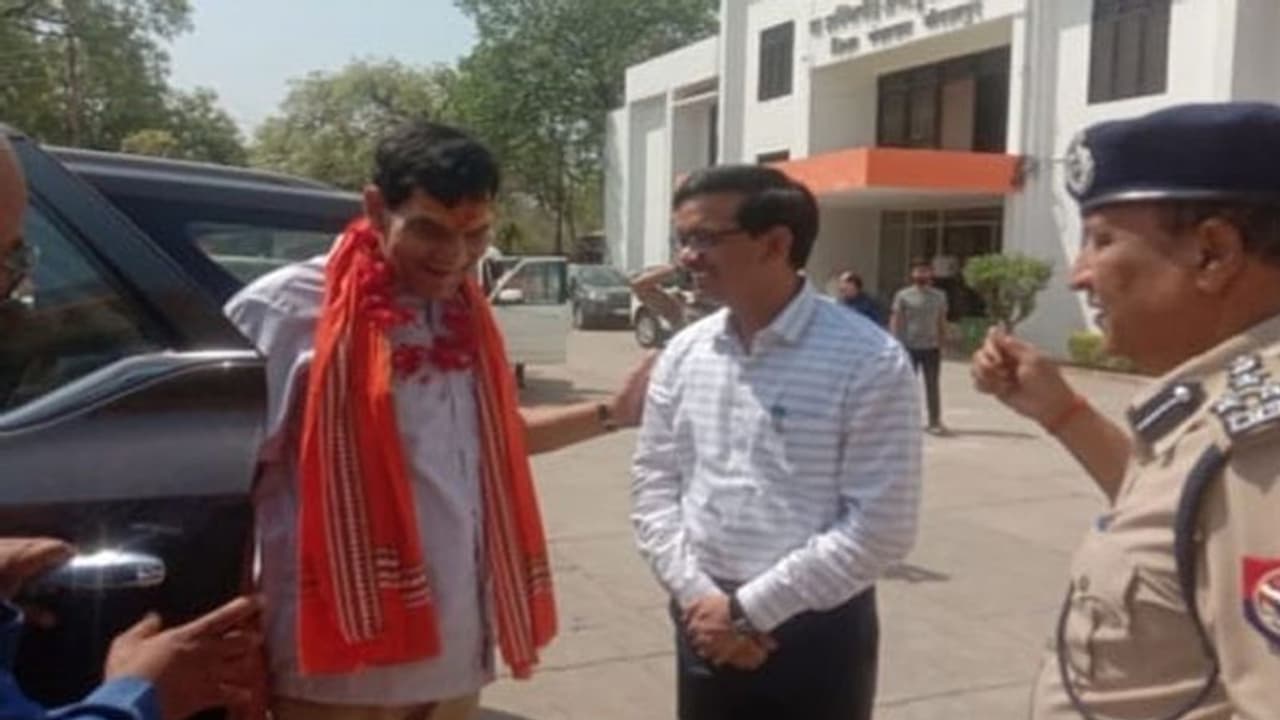 यूपी के ऊर्जा मंत्री ने माता विन्ध्यवासिनी के किए दर्शन, निरीक्षण गृह में अधिकारियों साथ की बैठक यूपी के ऊर्जा मंत्री ने माता विन्ध्यवासिनी के किए दर्शन, निरीक्षण गृह में अधिकारियों साथ की बैठक