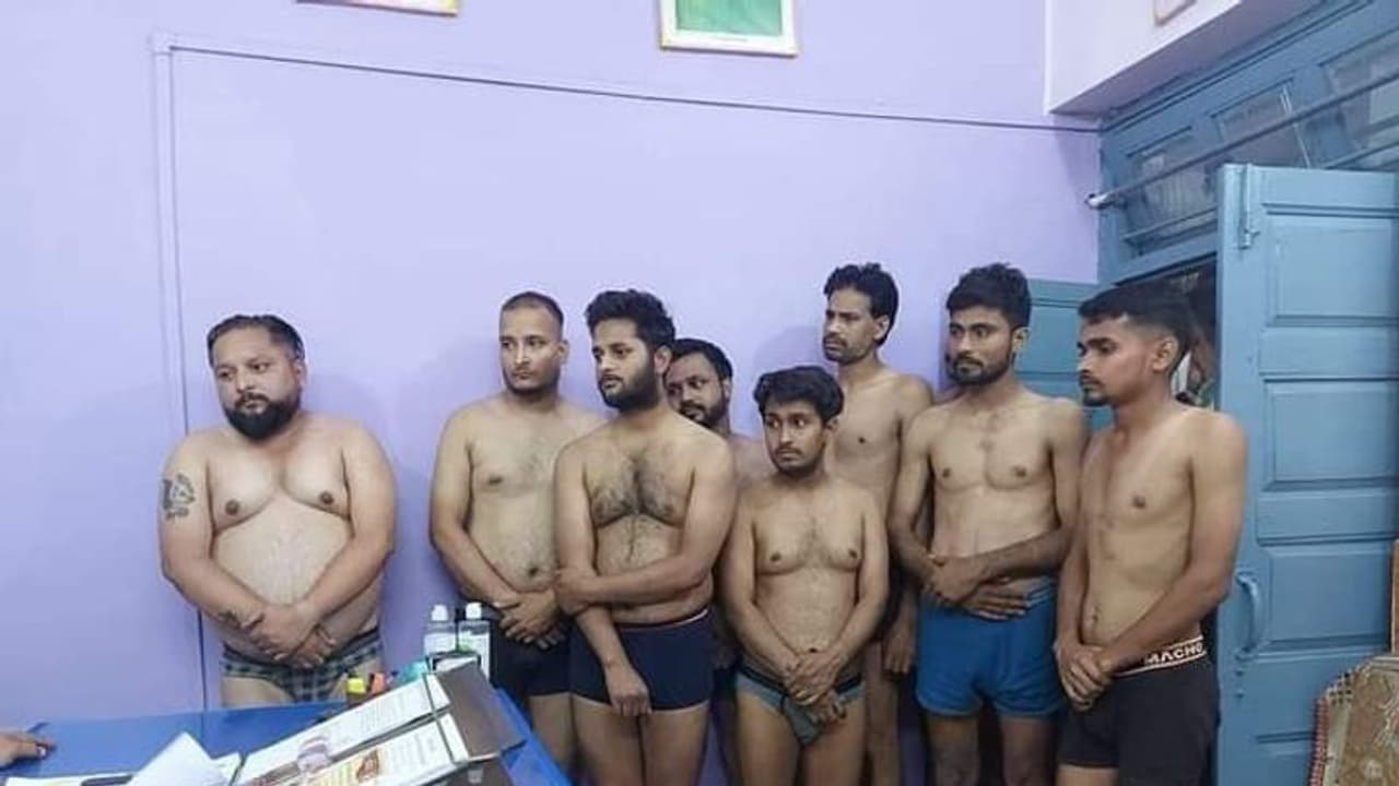 मध्य प्रदेश के सीधी थाने में पत्रकारों के कपड़े उतरवाने पर थानाध्यक्ष ने कहा आत्महत्या न करें इसलिए उतरवाया