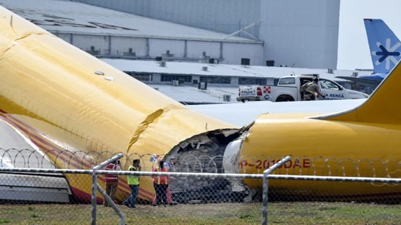 రెండు ముక్కలుగా విరిగిపోయిన కార్గో విమానం.. ఎక్కడంటే....