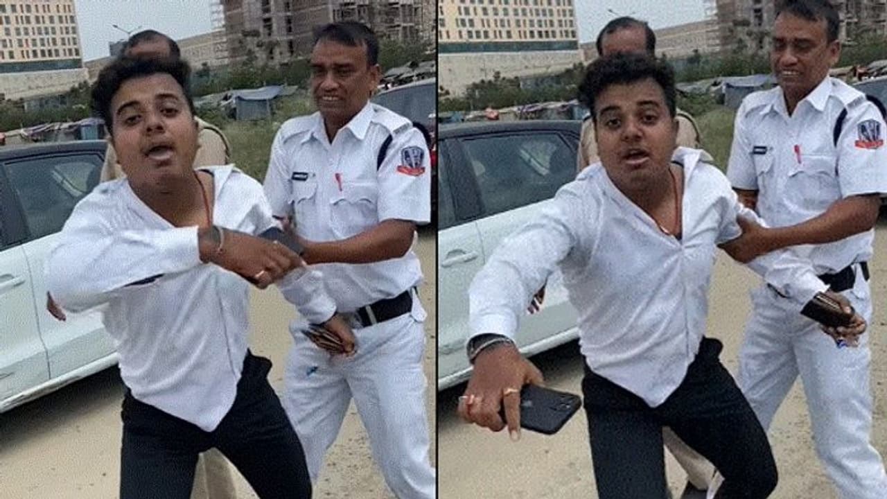 'বাবা কলেজে পড়াচ্ছে, মানে অনেক টাকা', শহরে পুলিশের বিরুদ্ধে চূড়ান্ত হেনস্তার অভিযোগ ২ পড়ুয়ার 'বাবা কলেজে পড়াচ্ছে, মানে অনেক টাকা', শহরে পুলিশের বিরুদ্ধে চূড়ান্ত হেনস্তার অভিযোগ ২ পড়ুয়ার