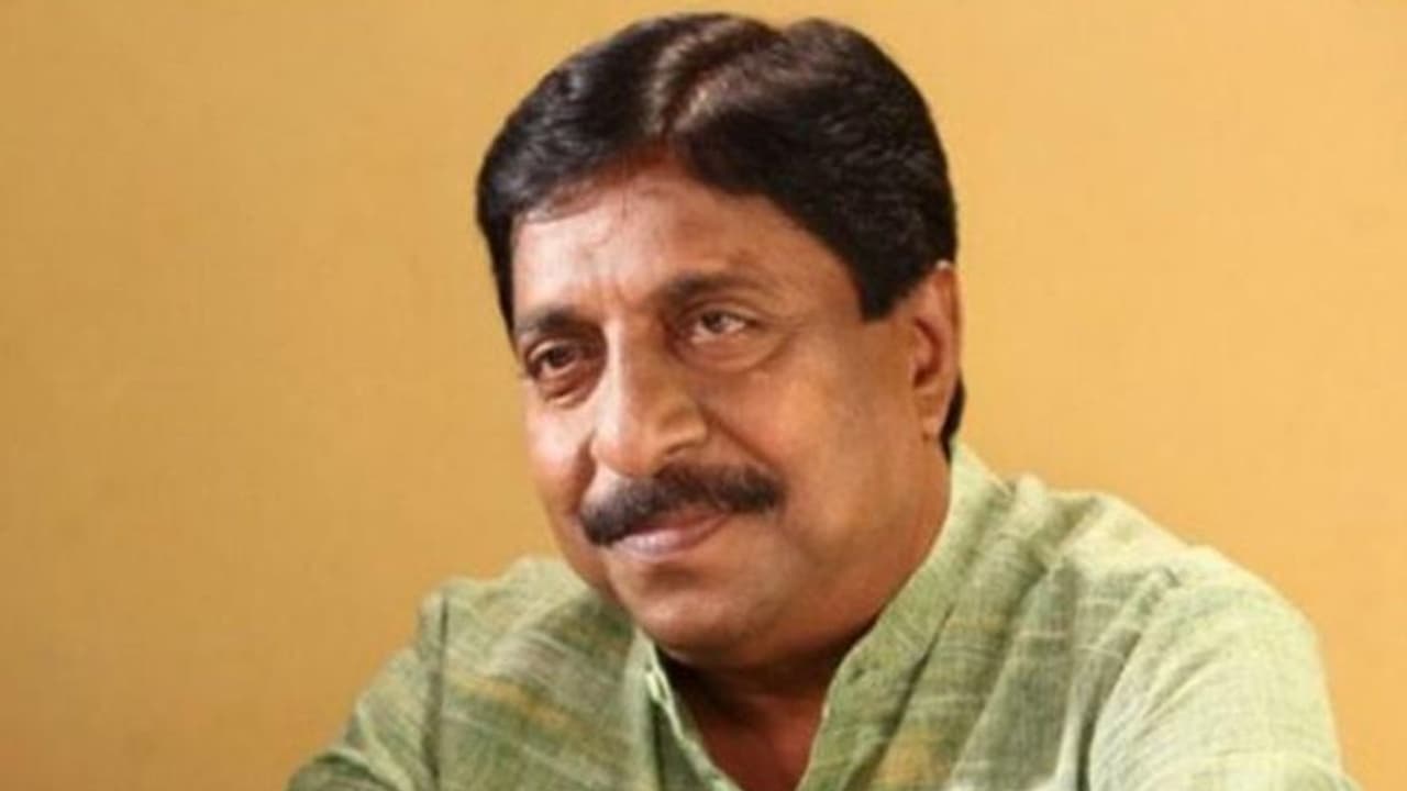 Sreenivasan Latest News मलयालम एक्टर की हालत नाजुक, हार्ट अटैक के बाद करनी पड़ी थी सर्जरी, अब वेंटिलेटर पर Sreenivasan Latest News मलयालम एक्टर की हालत नाजुक, हार्ट अटैक के बाद करनी पड़ी थी सर्जरी, अब वेंटिलेटर पर